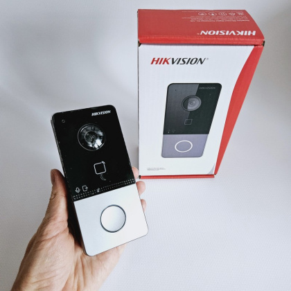 Беспроводной Wi-Fi домофон 4,3" и электромагнитный замок на уличную калитку Hikvision DS-KH6110WP Kit (защита IP66 / IP68)