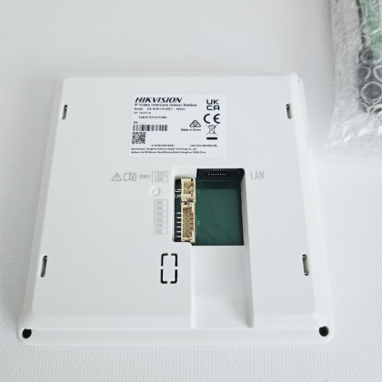 Беспроводной 4" Wi-Fi домофон с замком и Wi-Fi панелью со считывателем Hikvision DS-WF61-CR-EM White (управление со смартфона)