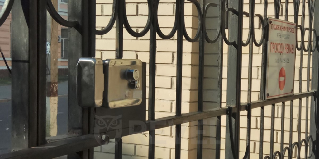 Захист кнопки виходу від продавлювання в Atis Lock SSM (фото)