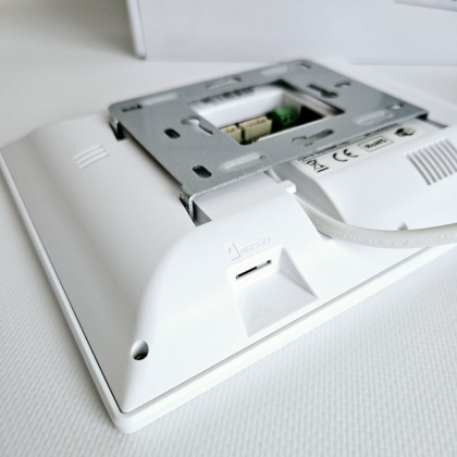 Wi-Fi домофон NeoLight Alpha Hybrid White + панель со считывателем брелков OPTIMA ID FHD Black (управление со смартфона, запись видео)