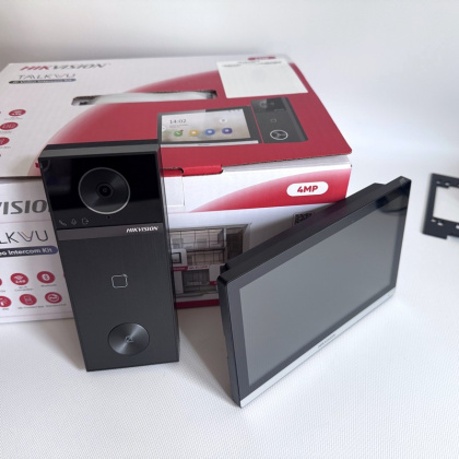 Комплект IP видеодомофона Hikvsion DS-KIS610-P (4MP, Wi-Fi, PoE, IP65, управление двумя замками, мобильное приложение Hik-Connect)