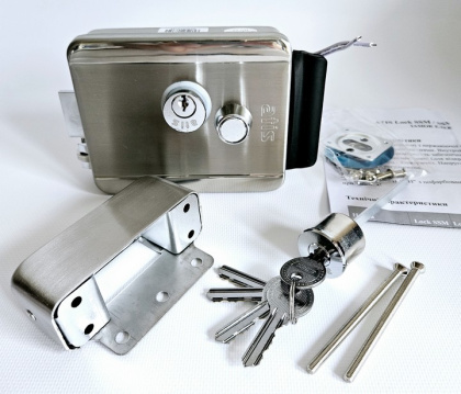 Комплект домофона, видеопанели со считывателем и электрозамка SEVEN DP–7571 Rfid Kit white