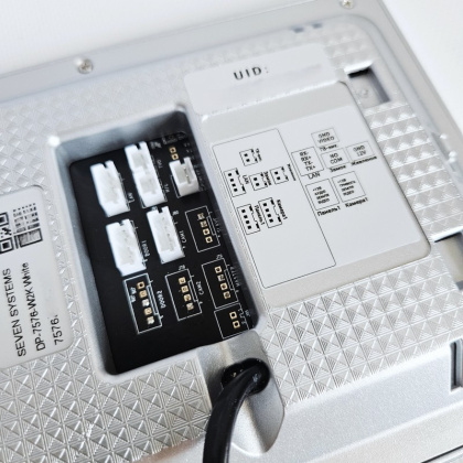 Комплект видеодомофона 7 дюймов с Wi-Fi и переадресацией звонка SEVEN DP-7576Kit white + microSD 64GB Комплект видеодомофона 7 дюймов с Wi-Fi и переадресацией звонка SEVEN DP-7576Kit white + microSD 64GB