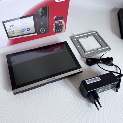 Комплект IP видеодомофона Hikvsion DS-KIS610-P (4MP, Wi-Fi, PoE, IP65, управление двумя замками, мобильное приложение Hik-Connect)