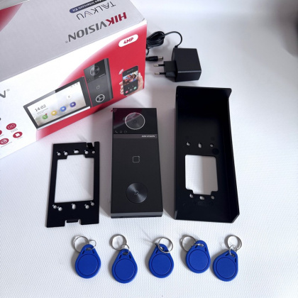 Комплект IP видеодомофона Hikvsion DS-KIS610-P (4MP, Wi-Fi, PoE, IP65, управление двумя замками, мобильное приложение Hik-Connect)